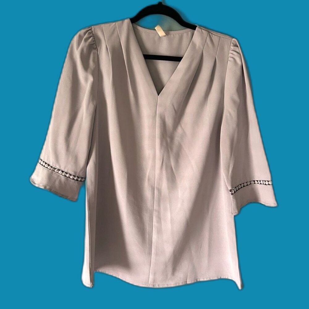 Evaless gray v neck blouse with 3/4 crochet inset sleeves size medium